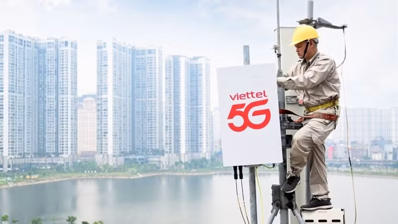 Kỹ thuật viên Viettel lắp đặt trạm phát sóng 5G.