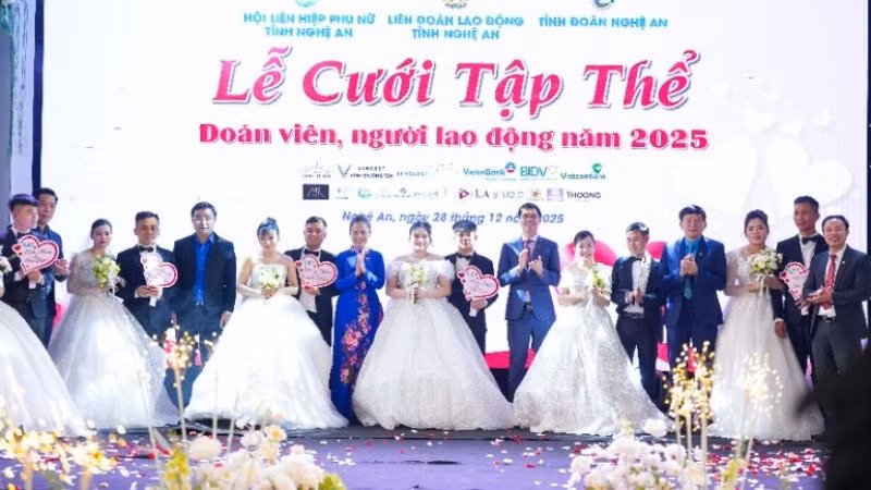 Lãnh đạo tỉnh Nghệ An, Tổng Liên đoàn Lao động Việt Nam, Liên đoàn Lao động tỉnh, Hội Phụ nữ, Đoàn Thanh niên và các nhà tài trợ tặng nhẫn cưới cho các cặp đôi. (Ảnh: Báo Nhân Dân)