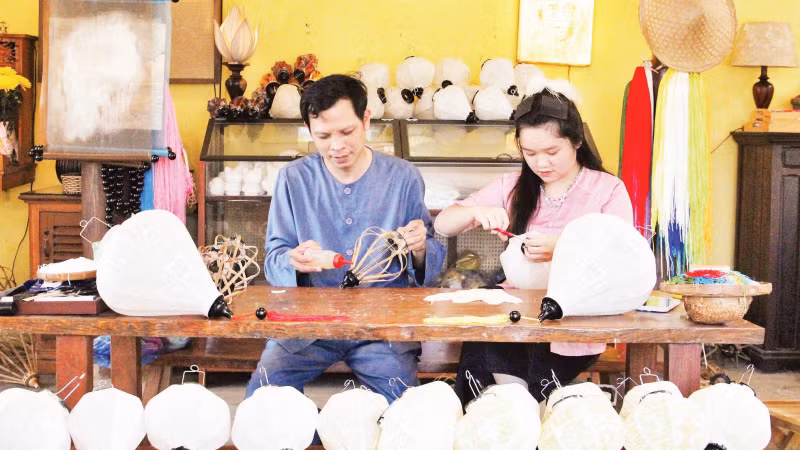 Anh Võ Đình Hoàng cùng bộ sản phẩm đèn lồng “Lung linh bài chòi”.
