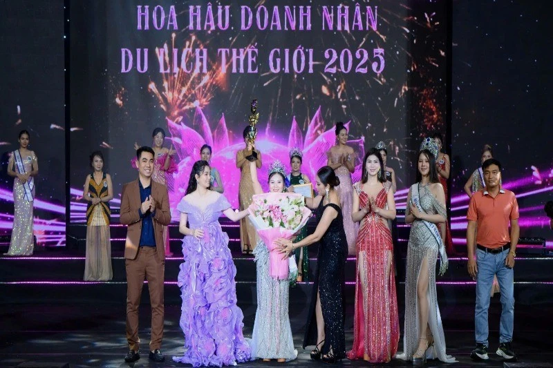 Thí sinh Vũ Thị Hương nhận danh hiệu Hoa hậu doanh nhân du lịch thế giới 2025.
