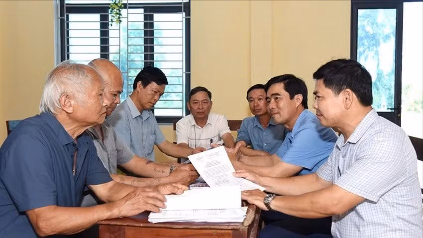 Tổ công tác của Sở Nội vụ Hà Tĩnh trao đổi ý kiến với người dân về chủ trương xây dựng chính quyền địa phương hai cấp.