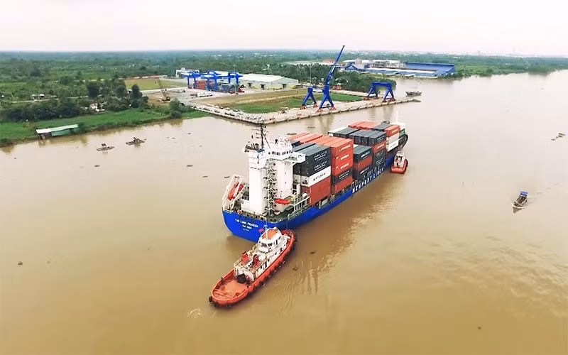 Tàu chở hàng tại cảng Cái Cui, thành phố Cần Thơ.