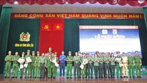 Công an tỉnh Đắk Lắk ra mắt Đội hình tình nguyện hỗ trợ vận hành mô hình chính quyền địa phương 2 cấp. (Ảnh: TUẤN HẢI)