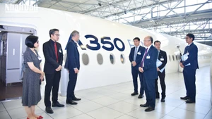 A350 là dòng máy bay thân rộng hiện đại của Airbus, được thiết kế lại hoàn toàn từ đầu với hơn 70% vật liệu tiên tiến và khả năng cánh biến hình. (Ảnh: KHẢI HOÀN)