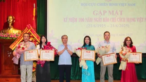 Trung ương Hội Cựu chiến binh Việt Nam tặng bằng khen cho các nhà báo có thành tích tiêu biểu.