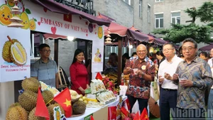 Đại sứ Phạm Thanh Bình và Tổng Thư ký Trung tâm ASEAN-Trung Quốc Sử Trung Tuấn thăm gian hàng Việt Nam.