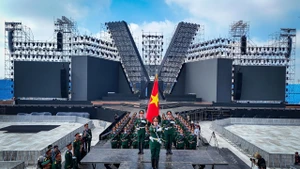 68 chiến sĩ tham gia lễ duyệt binh trên Quảng trường đỏ (Liên bang Nga) kỷ niệm 80 năm Ngày chiến thắng phát-xít đang tập luyện trên sân khấu chương trình Tổ quốc trong tim. (Ảnh: PHƯƠNG ANH)