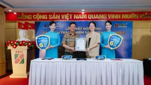 Giám đốc Bảo hiểm Agribank chi nhánh Thăng Long Nguyễn Mạnh Cường trao Chứng nhận bảo hiểm trách nhiệm sản phẩm cho Chủ tịch HĐQT Công ty cổ phần Tập đoàn SBI Lương Thị Thái Ninh.