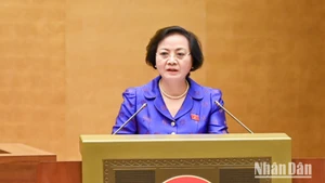 Bộ trưởng Nội vụ Phạm Thị Thanh Trà trình bày Tờ trình về việc sắp xếp đơn vị hành chính cấp tỉnh năm 2025. (Ảnh: DUY LINH)