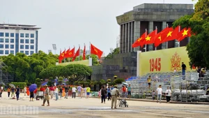 Hà Nội gấp rút hoàn tất công tác chuẩn bị cho dịp kỷ niệm 80 năm Quốc khánh. (Ảnh: TRUNG HIẾU)