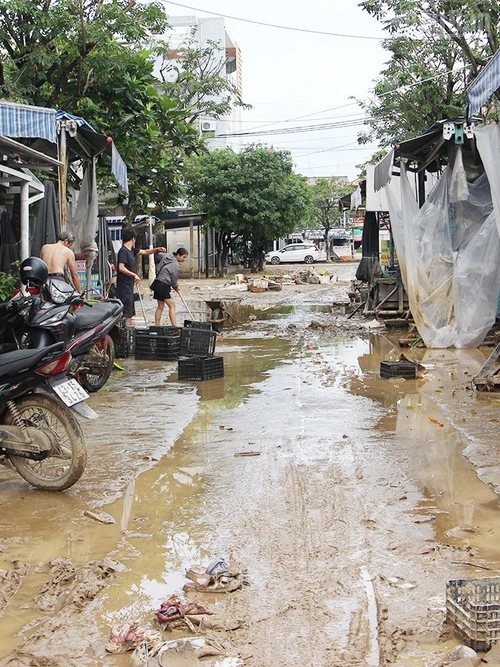 Chợ Ngã tư Ái Nghĩa (xã Đại Lộc) còn bùn đất.