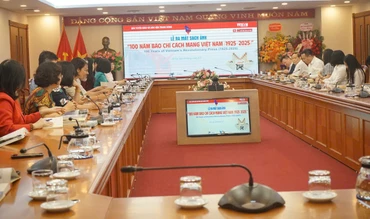 Toàn cảnh lễ ra mắt cuốn sách ảnh về 100 năm Báo chí Cách mạng Việt Nam. 