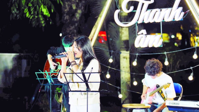 Các bạn trẻ giao lưu, thể hiện tài năng âm nhạc tại Liên hoan "Thanh âm- Thanh xuân" năm 2025.