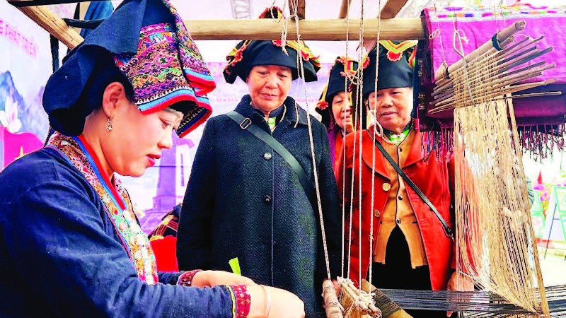 Nhiều phụ nữ trong bản Na Sang, xã Núa Ngam có thêm nguồn thu bằng các sản phẩm thổ cẩm được dệt thủ công.