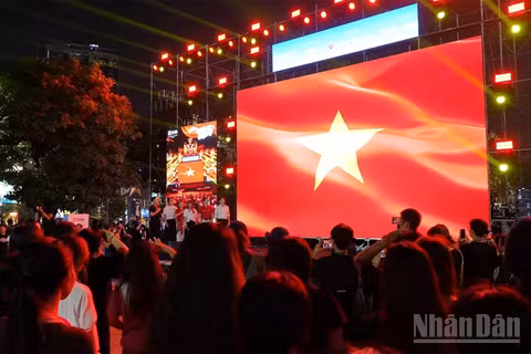 Lễ chào cờ diễn ra ở đầu cầu phố đi bộ Nguyễn Huệ, Thành phố Hồ Chí Minh.