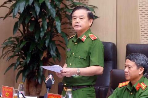 Thiếu tướng Trần Văn Toản, Phó Chánh Văn phòng Cơ quan Cảnh sát điều tra Bộ Công an đã thông tin tại họp báo. (Ảnh: KIÊN PHẠM)