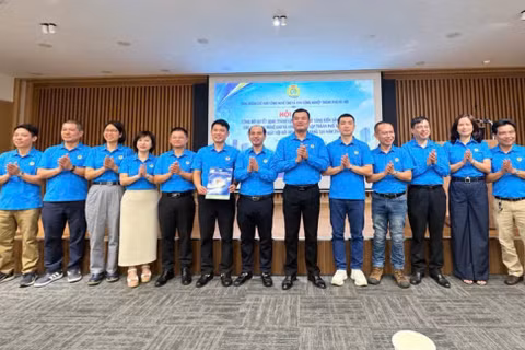 Công đoàn các Khu công nghệ cao và Khu công nghiệp thành phố Hà Nội ra mắt Câu lạc bộ Sáng kiến, sáng tạo. (Ảnh: NGỌC ÁNH)