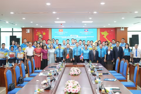 Đại biểu dự lễ bế giảng và các học viên chụp ảnh lưu niệm. (Ảnh: NGỌC ÁNH)