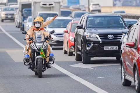 Vào giờ cao điểm, ngày cao điểm, lưu lượng phương tiện trên cầu Thanh Trì và tuyến Vành đai 3 trên cao gấp gần 8,1 lần lưu lượng thiết kế. (Ảnh: C08)