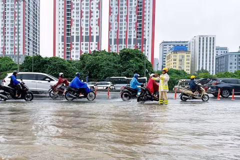 Nhiều tuyến đường, khu vực trên địa bàn thành phố xuất hiện tình trạng ngập úng. (Ảnh: NGỌC TIẾN)