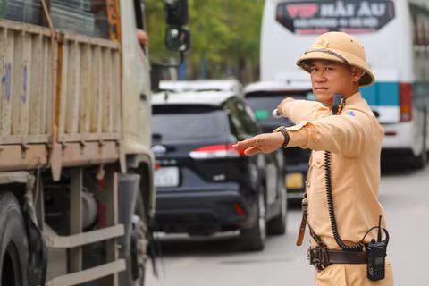 Công an thành phố Hà Nội tổ chức ứng trực bảo đảm giao thông thông suốt trong kỳ nghỉ lễ. (Ảnh: Công an Hà Nội)