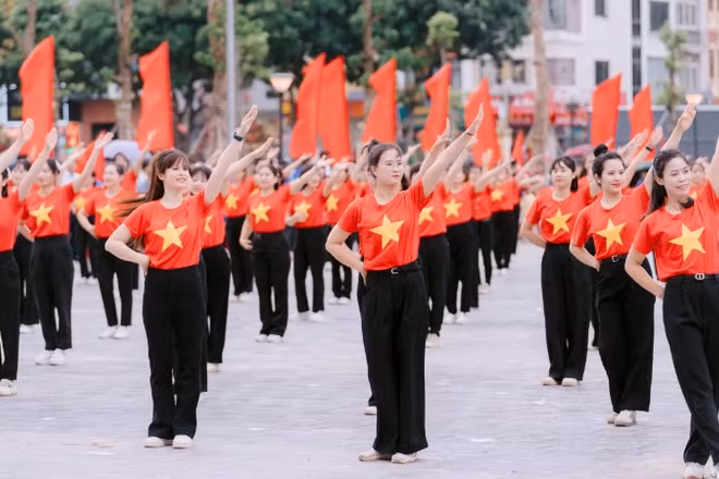 Phụ nữ Thủ đô đồng loạt biểu diễn dân vũ trên nền nhạc các ca khúc ca ngợi tình yêu quê hương, đất nước, Thủ đô Hà Nội. 