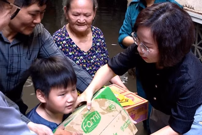 Đoàn công tác của Mặt trận Tổ quốc Việt Nam thành phố Hà Nội tới thăm, tặng quà, động viên một số hộ dân bị ảnh hưởng do mưa, lũ tại phường Từ Liêm.