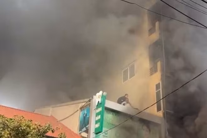 Một người mắc kẹt bị thương khi tự thoát ra ngoài được người dân hỗ trợ, giải cứu. (Ảnh: HQ)