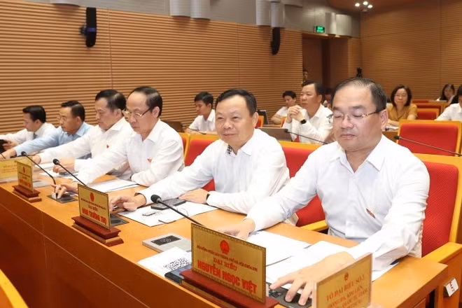 Các đại biểu Hội đồng nhân dân thành phố biểu quyết thông qua Nghị quyết.