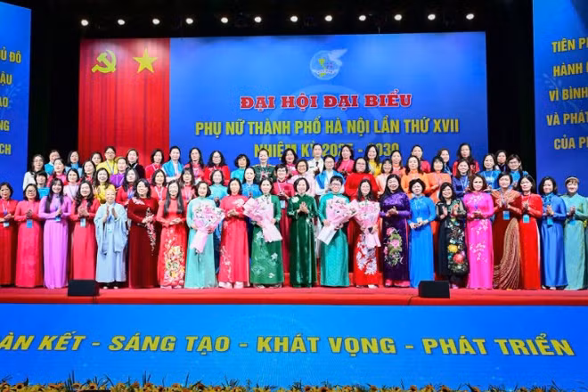 Ban Chấp hành Hội Liên hiệp Phụ nữ Hà Nội khóa XVII ra mắt Đại hội. (Ảnh: BẢO LONG)