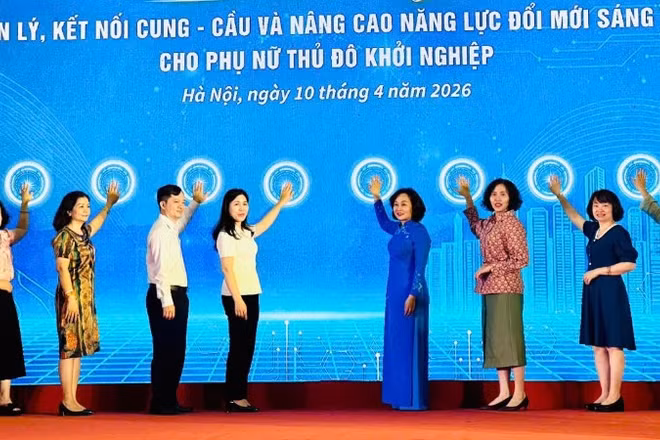 Các đại biểu khởi động nền tảng số “Quản lý, kết nối cung-cầu và nâng cao năng lực đổi mới sáng tạo cho phụ nữ Thủ đô khởi nghiệp”.