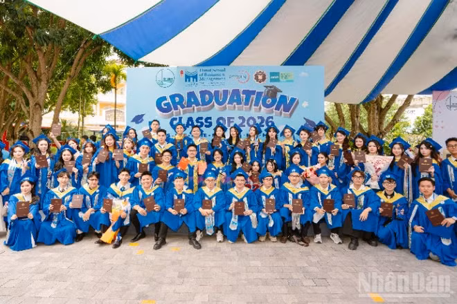 HSB không ngừng nỗ lực xây dựng một môi trường học tập nhân văn, nghĩa tình -nơi mỗi người học được nuôi dưỡng cả về trí tuệ lẫn tinh thần, đạo đức.