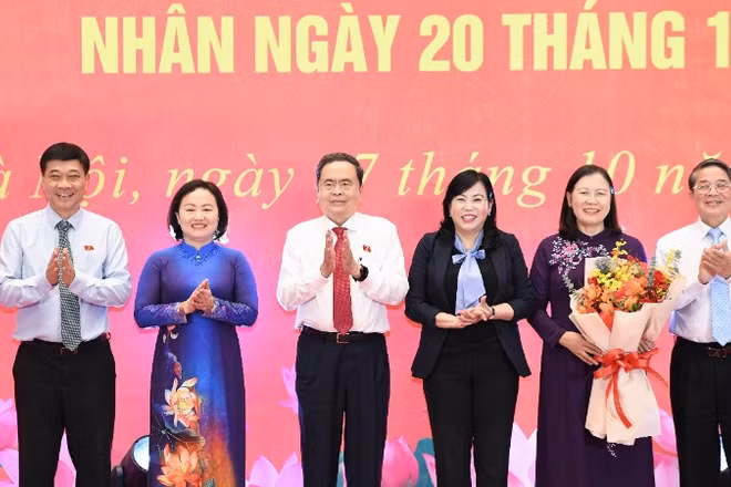 Chủ tịch Quốc hội Trần Thanh Mẫn và các Phó Chủ tịch Quốc hội tặng hoa chúc mừng đại diện nữ đại biểu Quốc hội chuyên trách, nữ lãnh đạo các Đảng bộ trực thuộc Đảng ủy Quốc hội. (Ảnh: DUY LINH)