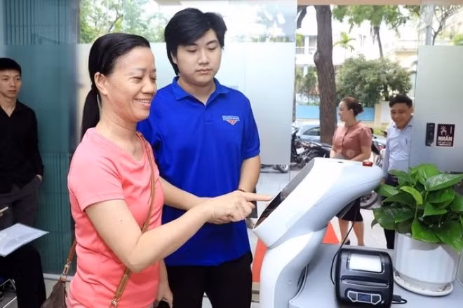 Người dân trải nghiệm quy trình tiếp dân hoàn toàn mới, robot AI tại phường Cửa Nam (Ảnh: LÊ HẢI)