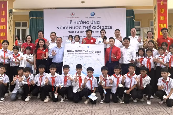 Các đại biểu cùng học sinh hưởng ứng Ngày nước thế giới năm 2026.