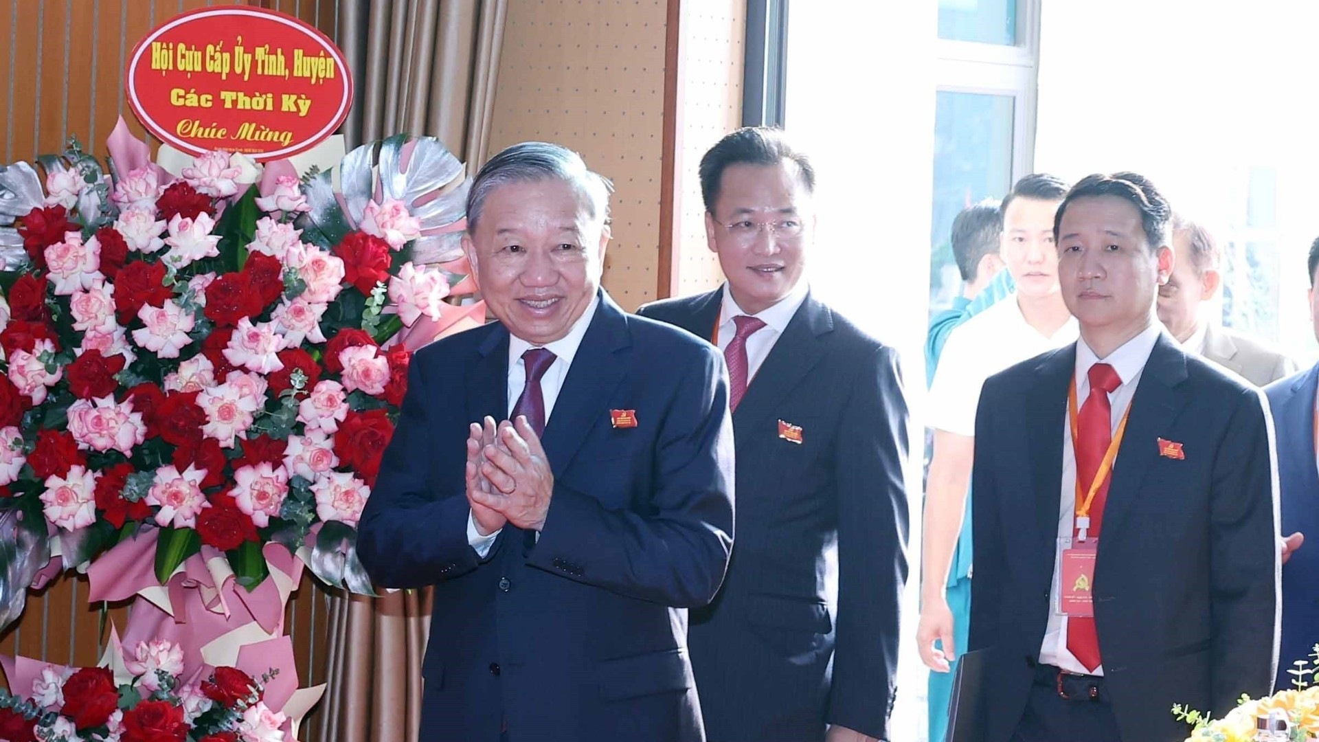 Tổng Bí thư Tô Lâm dự Đại hội đại biểu Đảng bộ xã Nghĩa Trụ lần thứ nhất, nhiệm kỳ 2025-2030. vna-potal-tong-bi-thu-to-lam-du-dai-hoi-dai-bieu-lan-thu-i-nhiem-ky-2025-2030-cua-dang-bo-xa-nghia-tru-8147586-1874.jpg