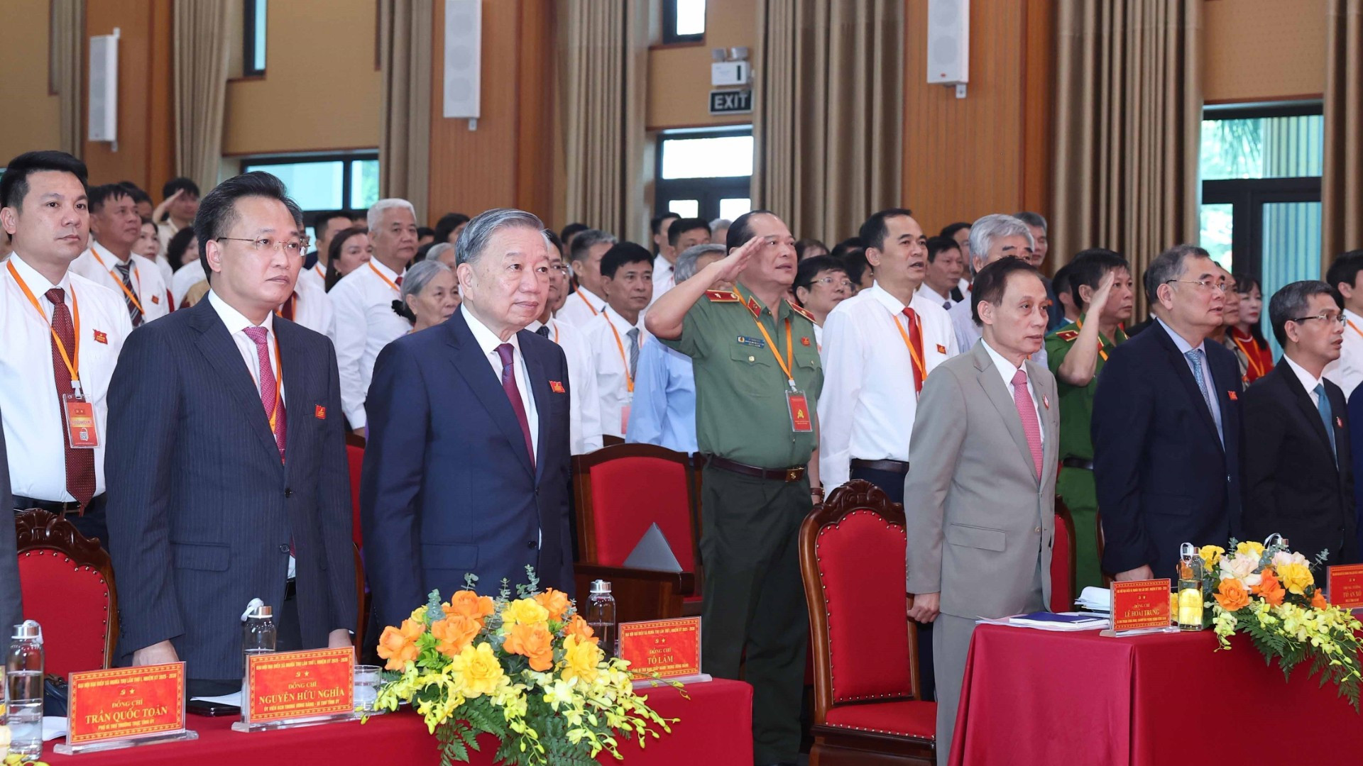 Tổng Bí thư Tô Lâm và các đại biểu thực hiện nghi lễ chào cờ. vna-potal-tong-bi-thu-to-lam-du-dai-hoi-dai-bieu-lan-thu-i-nhiem-ky-2025-2030-cua-dang-bo-xa-nghia-tru-8147590-1265.jpg