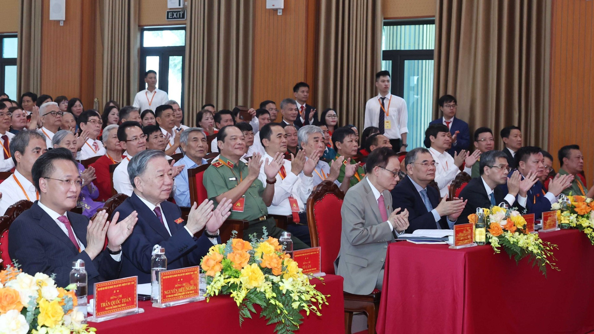 Tổng Bí thư Tô Lâm dự Đại hội đại biểu Đảng bộ xã Nghĩa Trụ lần thứ nhất, nhiệm kỳ 2025-2030. vna-potal-tong-bi-thu-to-lam-du-dai-hoi-dai-bieu-lan-thu-i-nhiem-ky-2025-2030-cua-dang-bo-xa-nghia-tru-8147591-4424.jpg
