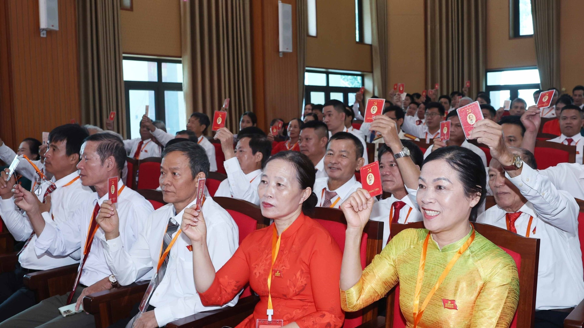 Các đại biểu biểu quyết thông qua dự thảo Nghị quyết đại hội. vna-potal-tong-bi-thu-to-lam-du-dai-hoi-dai-bieu-lan-thu-i-nhiem-ky-2025-2030-cua-dang-bo-xa-nghia-tru-8147594-676.jpg