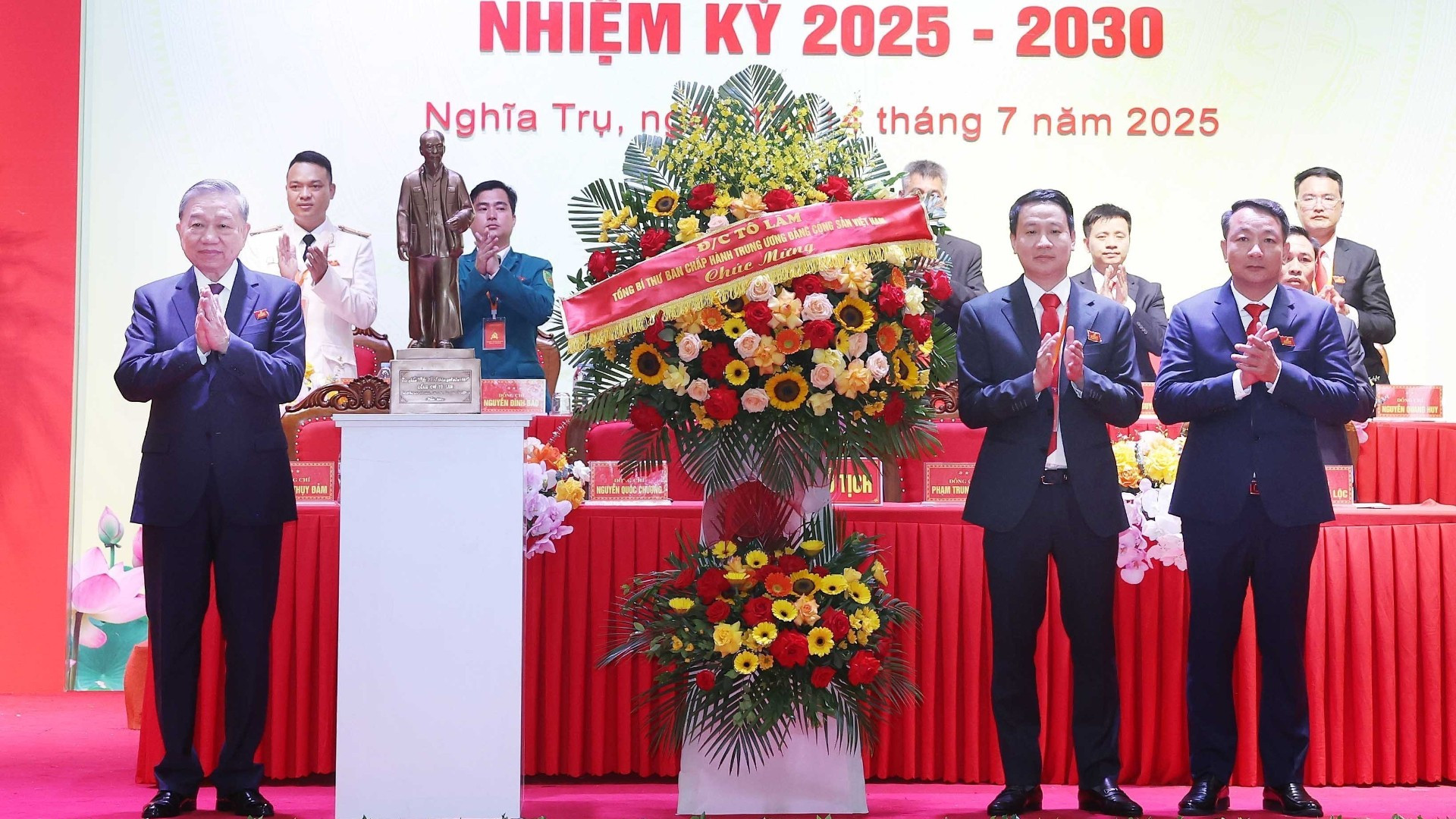 Tổng Bí thư Tô Lâm tặng lẵng hoa chúc mừng Đại hội đại biểu Đảng bộ xã Nghĩa Trụ nhiệm kỳ 2025-2030. vna-potal-tong-bi-thu-du-dai-hoi-dai-bieu-dang-bo-xa-nghia-tru-lan-thu-nhat-8147609-6609.jpg