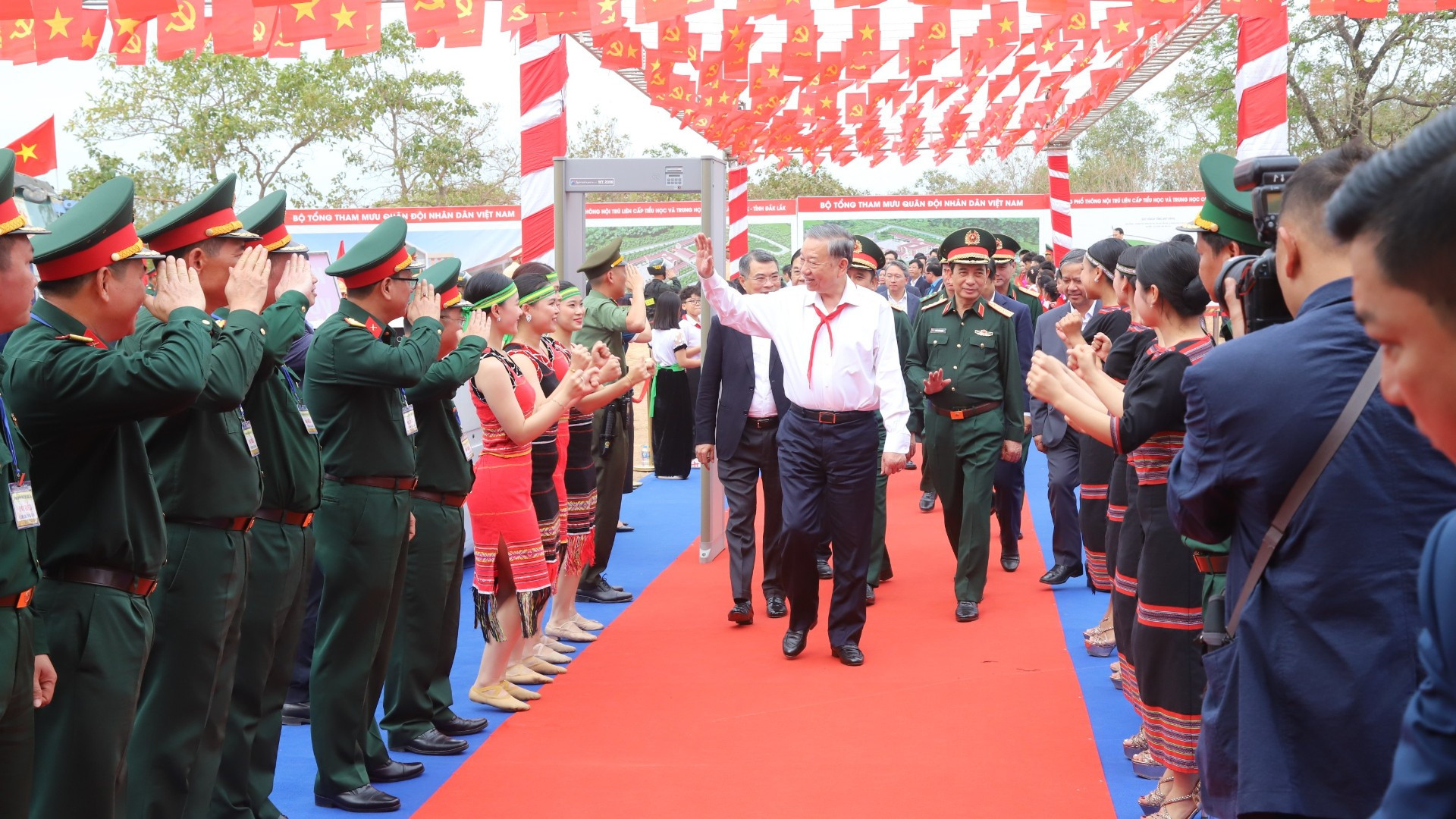 Cán bộ, giáo viên, học sinh xã Ea Rốk chào đón Tổng Bí thư Tô Lâm và các đồng chí lãnh đạo Đảng, Nhà nước đến dự Lễ khởi công.