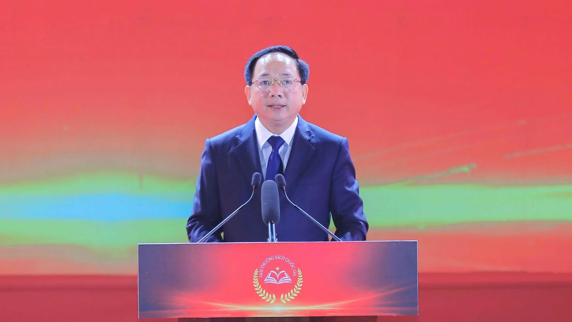 Đồng chí Trịnh Văn Quyết, Ủy viên Bộ Chính trị, Bí thư Trung ương Đảng, Trưởng Ban Tuyên giáo và Dân vận Trung ương phát biểu tại Lễ trao giải. (Ảnh: TTXVN)