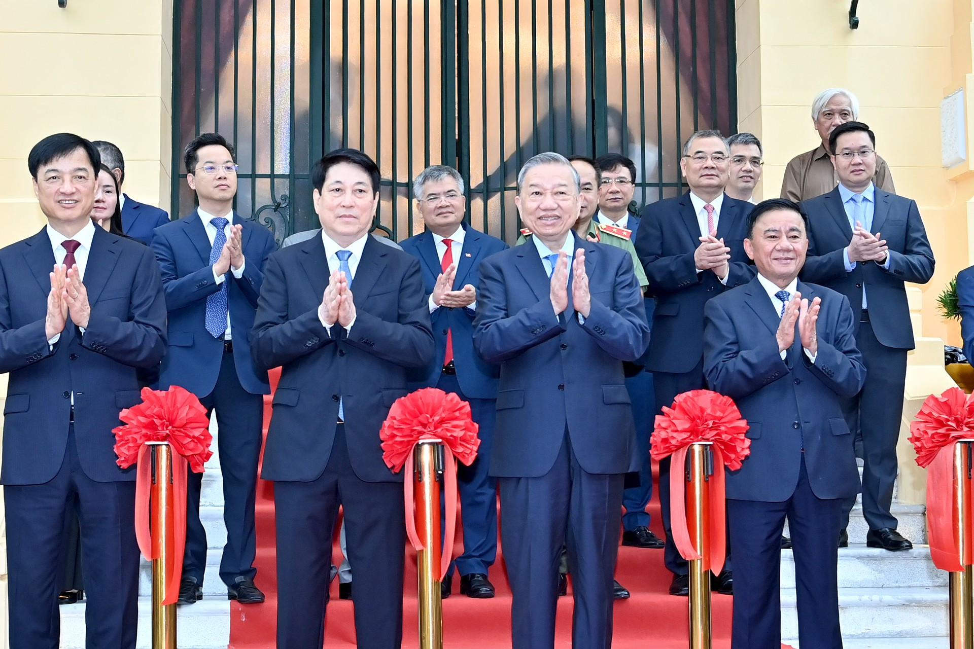 เลขาธิการโตลัม ประธานเลืองเกื่อง และผู้นำร่วมทำพิธีส่งมอบสำนักงานประธานาธิบดี anh-4-bnd-3469.jpg
