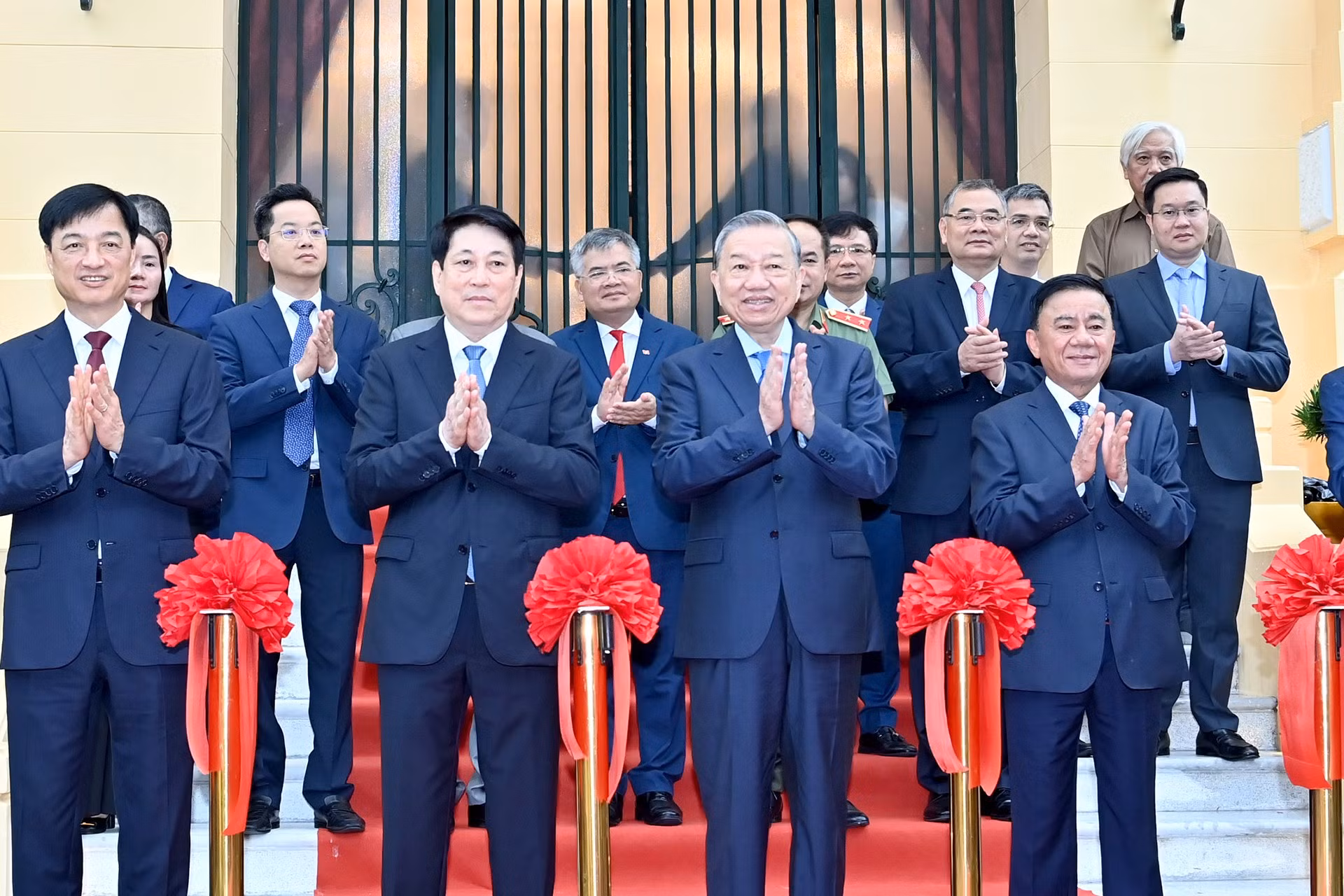 Tổng Bí thư Tô Lâm, Chủ tịch nước Lương Cường và các đại biểu thực hiện nghi thức bàn giao Trụ sở làm việc Cơ quan Chủ tịch nước.