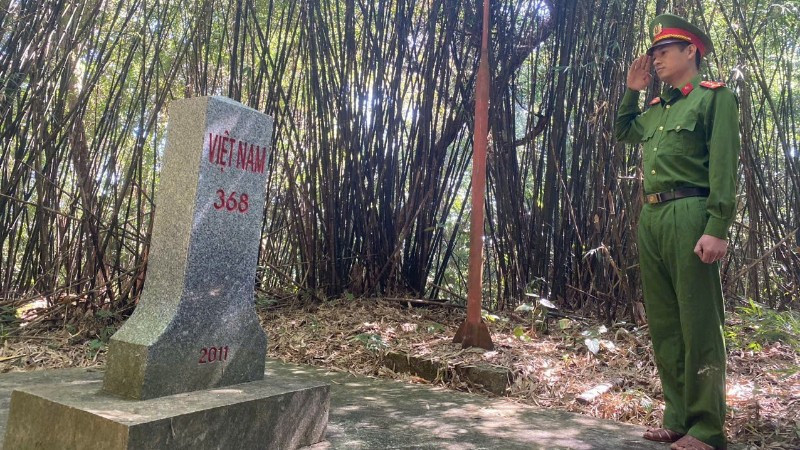 Đại uý Vũ Gia Hân nhận nhiệm vụ làm công an xã theo Kế hoạch của Bộ Công an về việc tiếp tục tăng cường cán bộ từ các đơn vị trực thuộc Bộ về công tác tại các xã biên giới trọng điểm, phức tạp về an ninh trật tự. 6b4ce5630ce385bddcf2172-3072.jpg