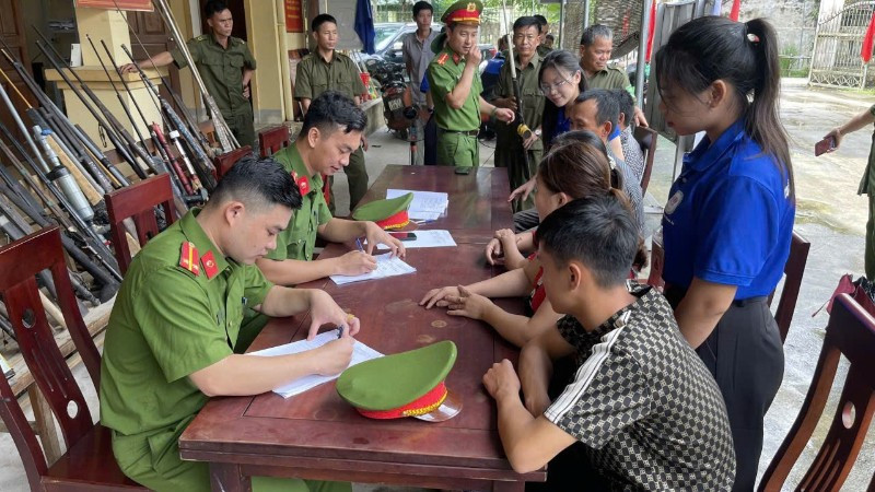 Công an xã Tiền Phong tiếp nhận vũ khí, vật liệu nổ, công cụ hỗ trợ và pháo do người dân tự nguyện giao nộp. a635cabd57b2dfec86a37-1346.jpg