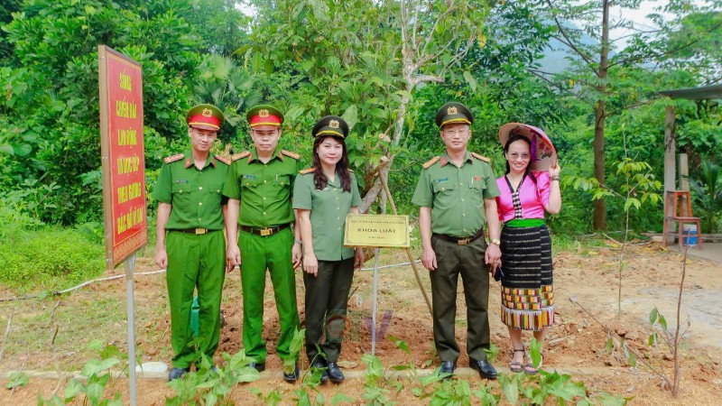 Đại uý Vũ Gia Hân (ngoài cùng bên trái) và các lãnh đạo Khoa Luật - Học viện An ninh nhân dân trồng cây kỷ niệm nhân dịp thăm, tặng quà cán bộ, chiến sỹ Công an xã và nhân dân xã Hạnh Dịch (cũ), nay là xã Tiền Phong. 92af063be4bb6de534aa197-8438.jpg