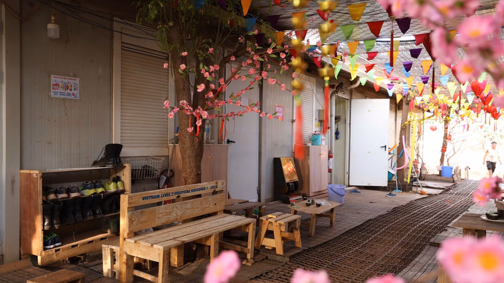 Một góc nhỏ tại khu nhà ở của Bệnh viện dã chiến cấp 2 số 7 Việt Nam tại Phái bộ gìn giữ hòa bình Liên hợp quốc ở Nam Sudan được trang trí chào đón năm mới và Tết Nguyên đán Bính Ngọ 2026. (Ảnh: TIẾN PHÚC)