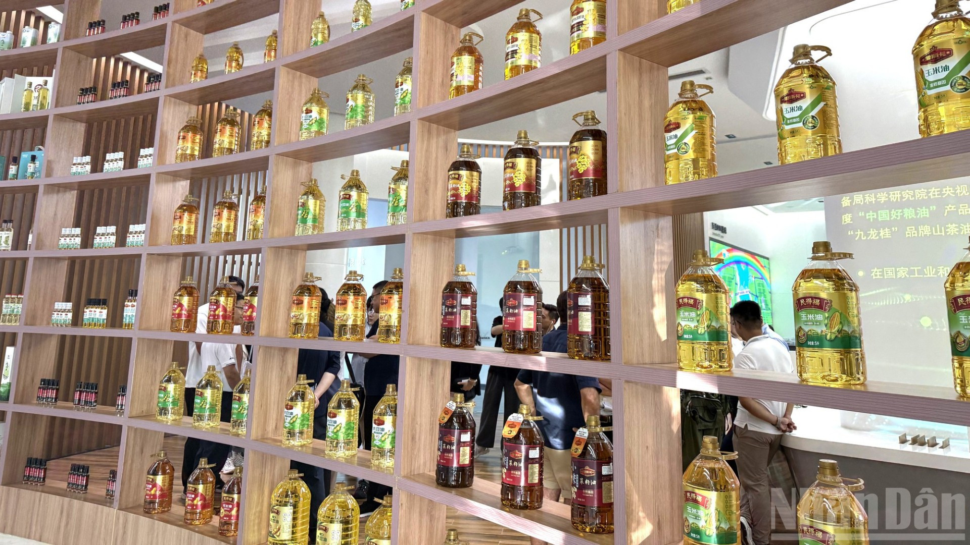 Khu trưng bày sản phẩm của Công ty Trách nhiệm hữu hạn dầu ngũ cốc Ausca, doanh nghiệp tiết kiệm được 300 triệu nhân dân tệ nhờ chính sách của Cảng Thương mại tự do Hải Nam. a4-5639.jpg