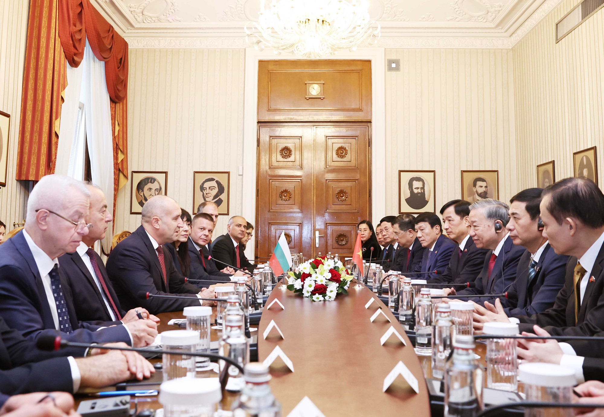 Tổng Bí thư Tô Lâm và Tổng thống Bulgaria Rumen Radev hội đàm chính thức. (Ảnh: Thống Nhất/TTXVN) vna-potal-tong-bi-thu-to-lam-va-tong-thong-bulgaria-hoi-dam-8357504-1.jpg